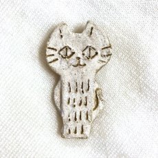 画像1: 陶土ブローチ猫　白猫大 (1)